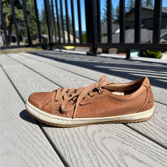 Taos Freedom Sneakers Women Size 8.5 Tan Brown Studded Lace Up Leather S… - Picture 3 of 10